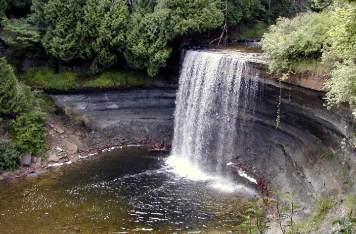 What waterfall in Canada is considered a dream location for romantic photography?