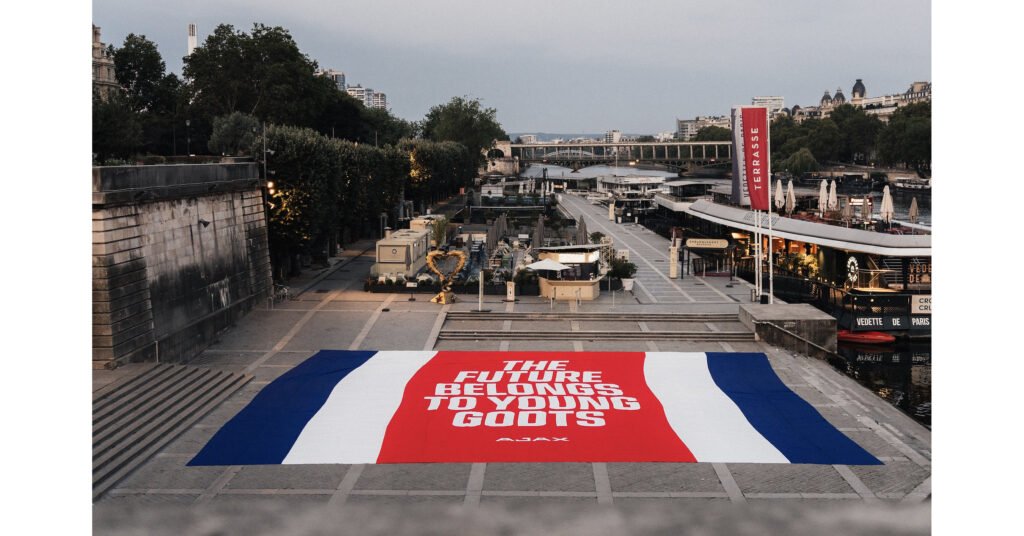 L'Ajax fait ses adieux à Godts avec un message plein de classe à Paris : THE FUTURE BELONGS TO YOUNG GODTS
