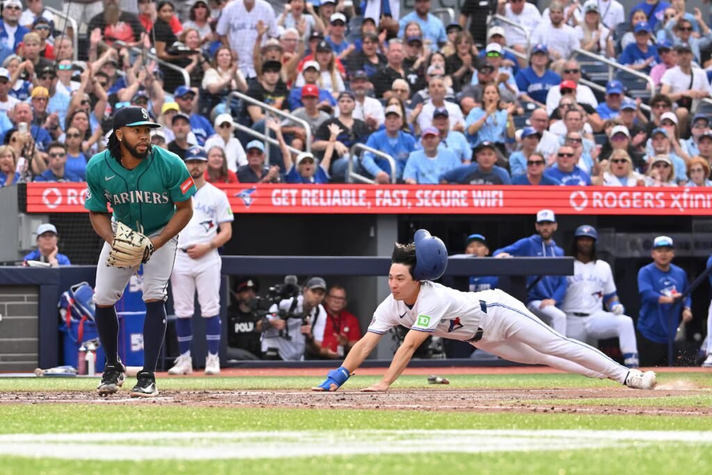 Alejandro Kirk drives in go-ahead run as Blue Jays make 4-2 comeback win over Mariners