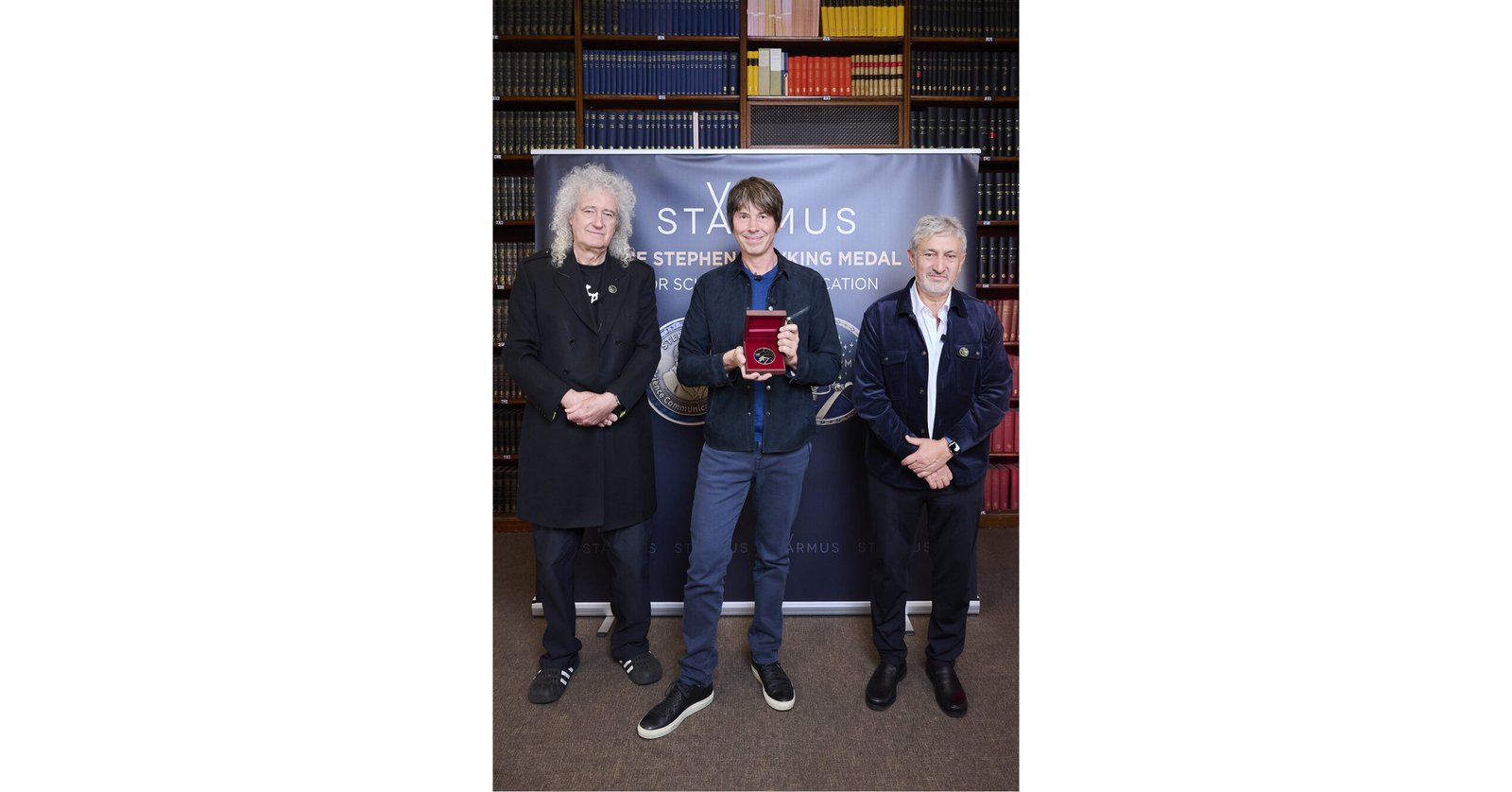 Die Mitbegründer des STARMUS-Festivals, Sir Brian May und Garik Israeli, überreichten Professor Brian Cox die Stephen-Hawking-Medaille 2026 für Wissenschaftskommunikation